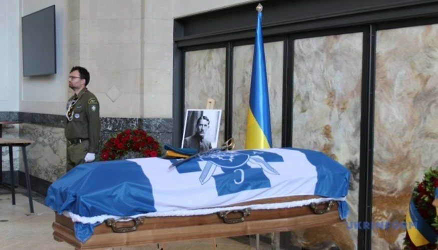 Прах Коновальця ексгумували у Роттердамі: що зміниться після повернення в Україну