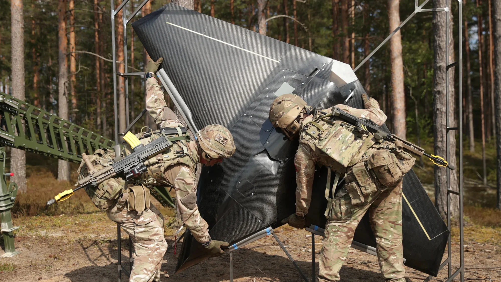 Британський безпілотник на катапультній системі під час підготовки до запуску
