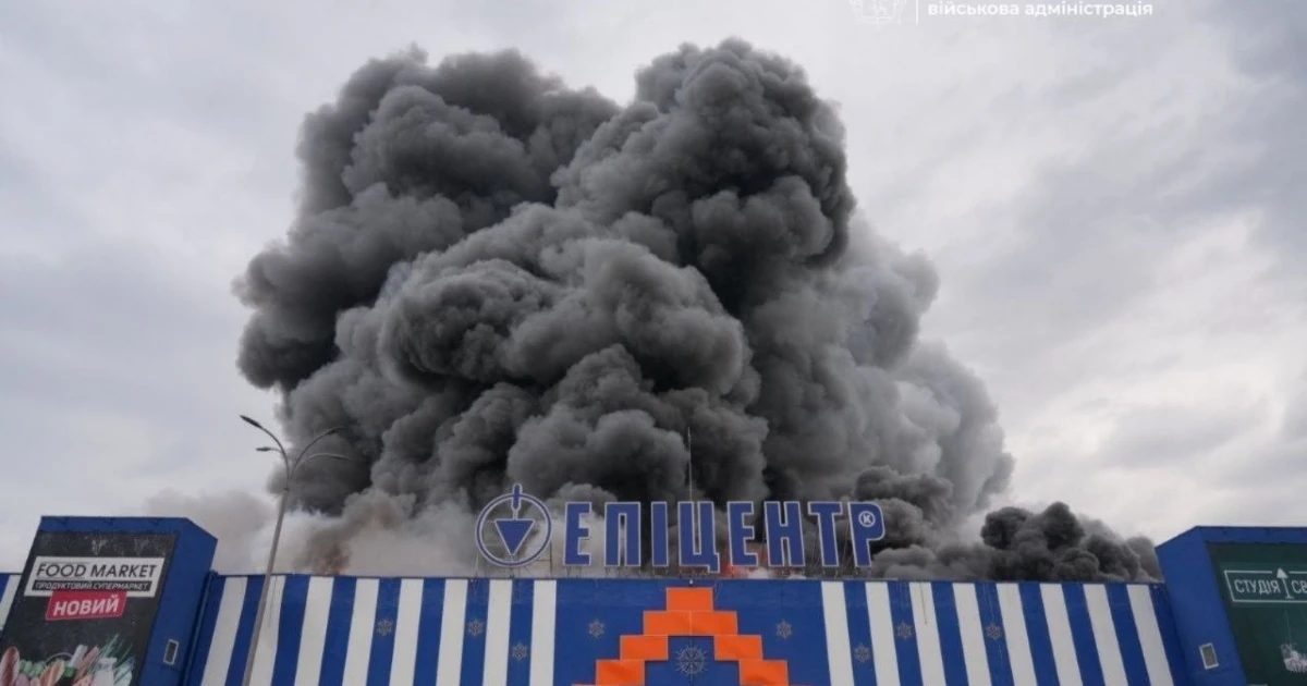 Після удару по «Епіцентру» в Запоріжжі: пожежа триває, четверо постраждалих