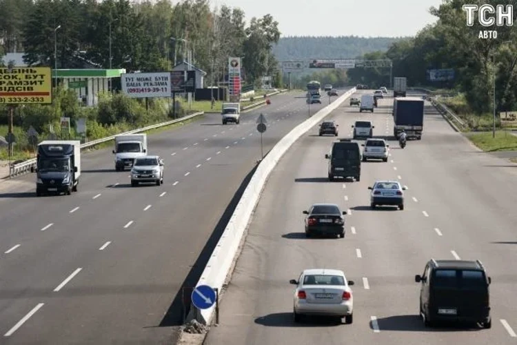 Автомобілі, що горять біля торговельного центру в Чабанах після влучання безпілотника на трасі Київ – Одеса.