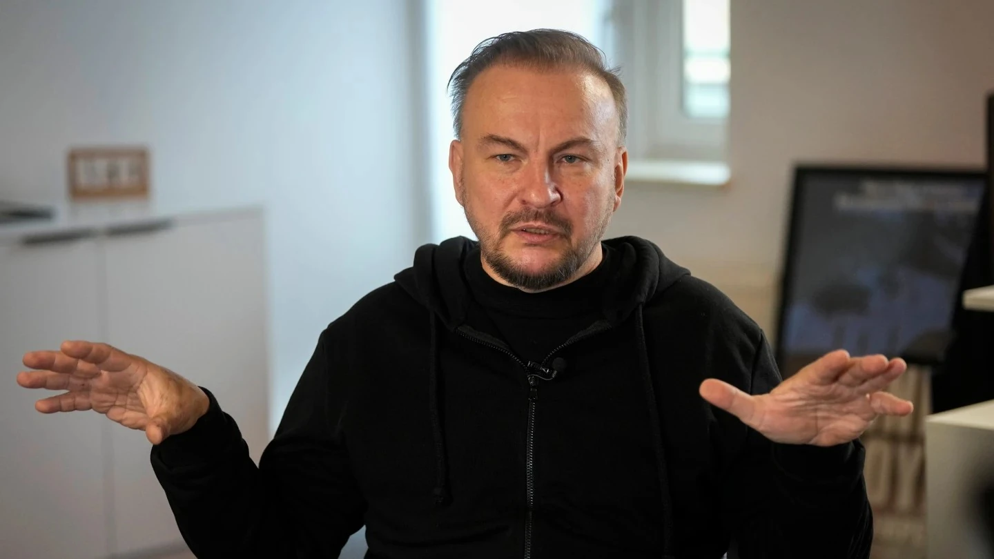 Сергій Бескрестнов (Флеш) біля монітора та дрон типу «Шахед»